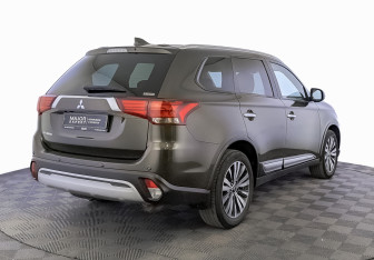 Подержанный автомобиль Mitsubishi Outlander 2021 года (5 фото)