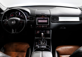 Подержанный автомобиль Volkswagen Touareg 2010 года (11 фото)