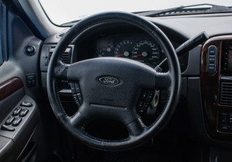 Подержанный автомобиль Ford Explorer 2005 года (15 фото)