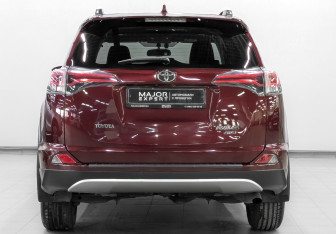 Подержанный автомобиль Toyota RAV4 2015 года (6 фото)