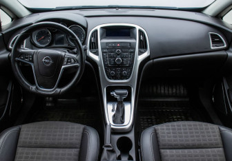 Подержанный автомобиль Opel Astra Hatchback 2013 года (13 фото)