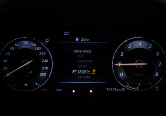 Подержанный автомобиль Genesis G70 2022 года (16 фото)