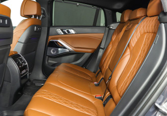 Подержанный автомобиль BMW X6 2022 года (10 фото)