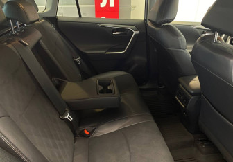 Подержанный автомобиль Toyota RAV4 2021 года (14 фото)