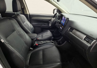 Подержанный автомобиль Mitsubishi Outlander 2012 года (9 фото)