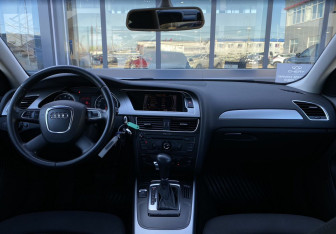 Подержанный автомобиль Audi A4 Sedan 2010 года (11 фото)