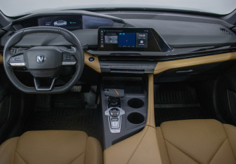 Подержанный автомобиль Changan UNI-V 2023 года (13 фото)