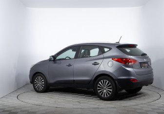 Подержанный автомобиль Hyundai ix35 2011 года (7 фото)