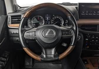 Подержанный автомобиль Lexus LX 2017 года (22 фото)