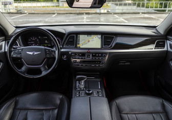 Подержанный автомобиль Genesis G80 2018 года (12 фото)