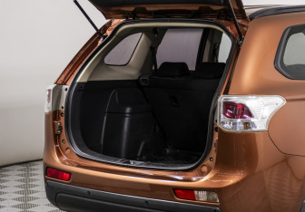 Подержанный автомобиль Mitsubishi Outlander 2012 года (17 фото)