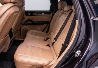 Подержанный автомобиль Porsche Cayenne 2018 года (11 фото)
