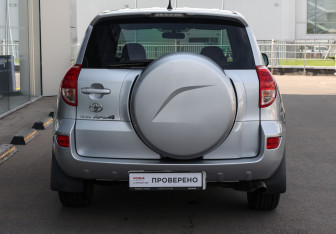 Подержанный автомобиль Toyota RAV4 2006 года (6 фото)