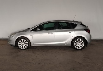 Подержанный автомобиль Opel Astra Hatchback 2011 года (8 фото)