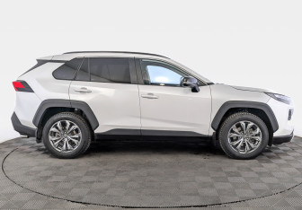 Подержанный автомобиль Toyota RAV4 2024 года (4 фото)