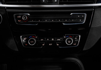 Подержанный автомобиль BMW X1 2018 года (18 фото)