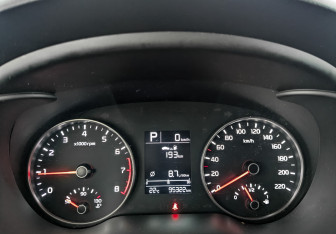 Подержанный автомобиль Kia Rio Sedan 2017 года (16 фото)