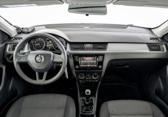 Подержанный автомобиль Skoda Rapid Liftback 2017 года (14 фото)