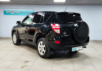 Подержанный автомобиль Toyota RAV4 2011 года (7 фото)