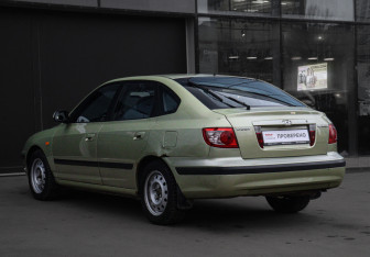Подержанный автомобиль Hyundai Elantra Sedan 2004 года (7 фото)