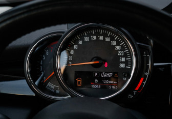 Подержанный автомобиль MINI Hatch 2019 года (11 фото)