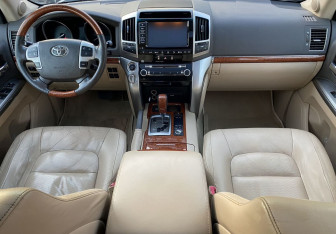 Подержанный автомобиль Toyota Land Cruiser Suv 2013 года (10 фото)