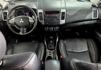 Подержанный автомобиль Mitsubishi Outlander 2011 года (11 фото)