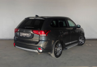 Подержанный автомобиль Mitsubishi Outlander 2018 года (6 фото)