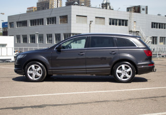 Подержанный автомобиль Audi Q7 2014 года (8 фото)