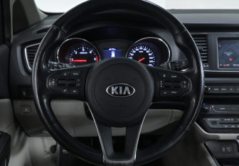 Подержанный автомобиль Kia Carnival 2019 года (12 фото)