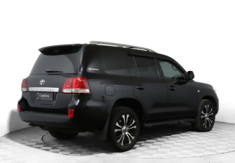 Подержанный автомобиль Toyota Land Cruiser Suv 2011 года (5 фото)