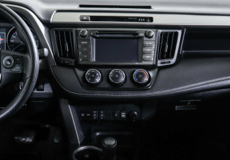 Подержанный автомобиль Toyota RAV4 2017 года (8 фото)