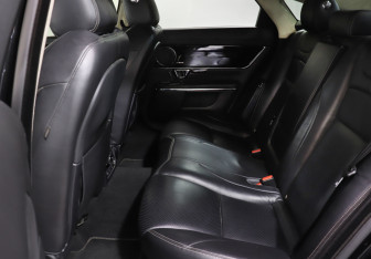 Подержанный автомобиль Jaguar XJ 2015 года (10 фото)