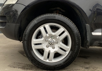 Подержанный автомобиль Volkswagen Touareg 2004 года (9 фото)