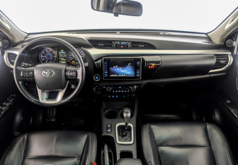 Подержанный автомобиль Toyota Hilux 2016 года (14 фото)