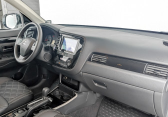 Подержанный автомобиль Mitsubishi Outlander 2022 года (11 фото)