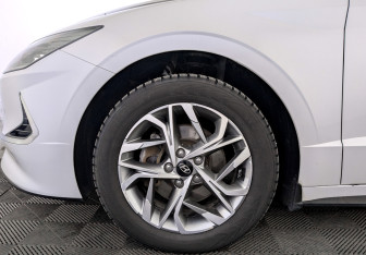 Подержанный автомобиль Hyundai Sonata 2020 года (18 фото)