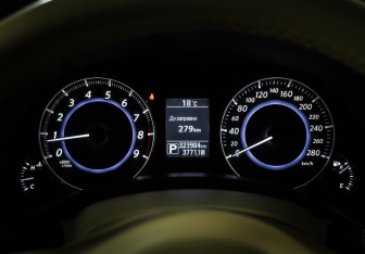 Подержанный автомобиль Infiniti QX70 2015 года (16 фото)