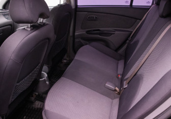 Подержанный автомобиль Kia Rio Hatchback 2010 года (11 фото)