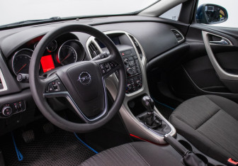 Подержанный автомобиль Opel Astra Hatchback 2011 года (9 фото)