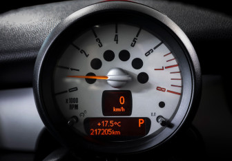 Подержанный автомобиль MINI Hatch 2012 года (14 фото)