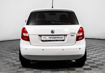 Подержанный автомобиль Skoda Fabia Hatchback 2012 года (6 фото)