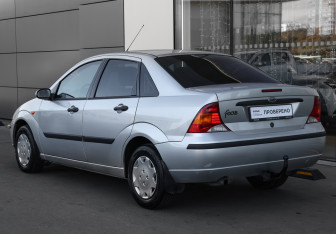 Подержанный автомобиль Ford Focus Sedan 2004 года (3 фото)