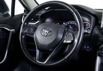 Подержанный автомобиль Toyota RAV4 2022 года (15 фото)