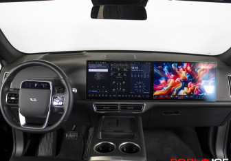 Подержанный автомобиль LiXiang L7 2024 года (12 фото)