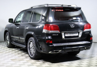 Подержанный автомобиль Lexus LX 2015 года (7 фото)