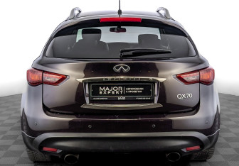 Подержанный автомобиль Infiniti QX70 2015 года (6 фото)