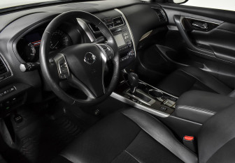 Подержанный автомобиль Nissan Teana 2015 года (10 фото)