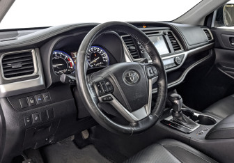Подержанный автомобиль Toyota Highlander 2014 года (15 фото)