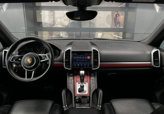 Подержанный автомобиль Porsche Cayenne 2015 года (12 фото)